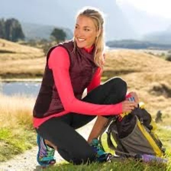 Athleta Vail Women’s Vest in Cherrywood Lightweight Puffer Size Medium - Picture 2 of 9